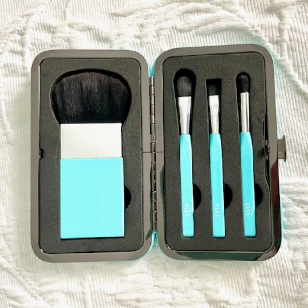 NWT Ulta Beauty Tiffany Blue Leather Make Up Brush Compact Case